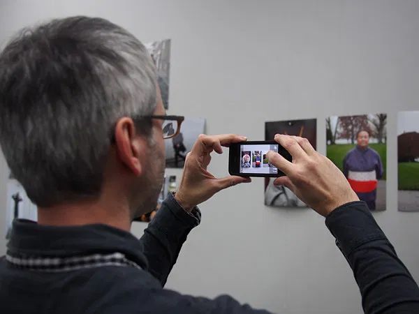 Bild durch Handy betrachtet